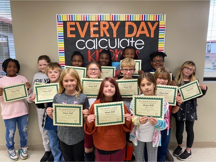 students with honor roll certificates 